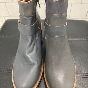New 7 1/2 M grey Guess women’s boots